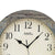 Funk-Wanduhr mit rundem Zifferblatt, schwarzen Zeigern und AMS-Logo