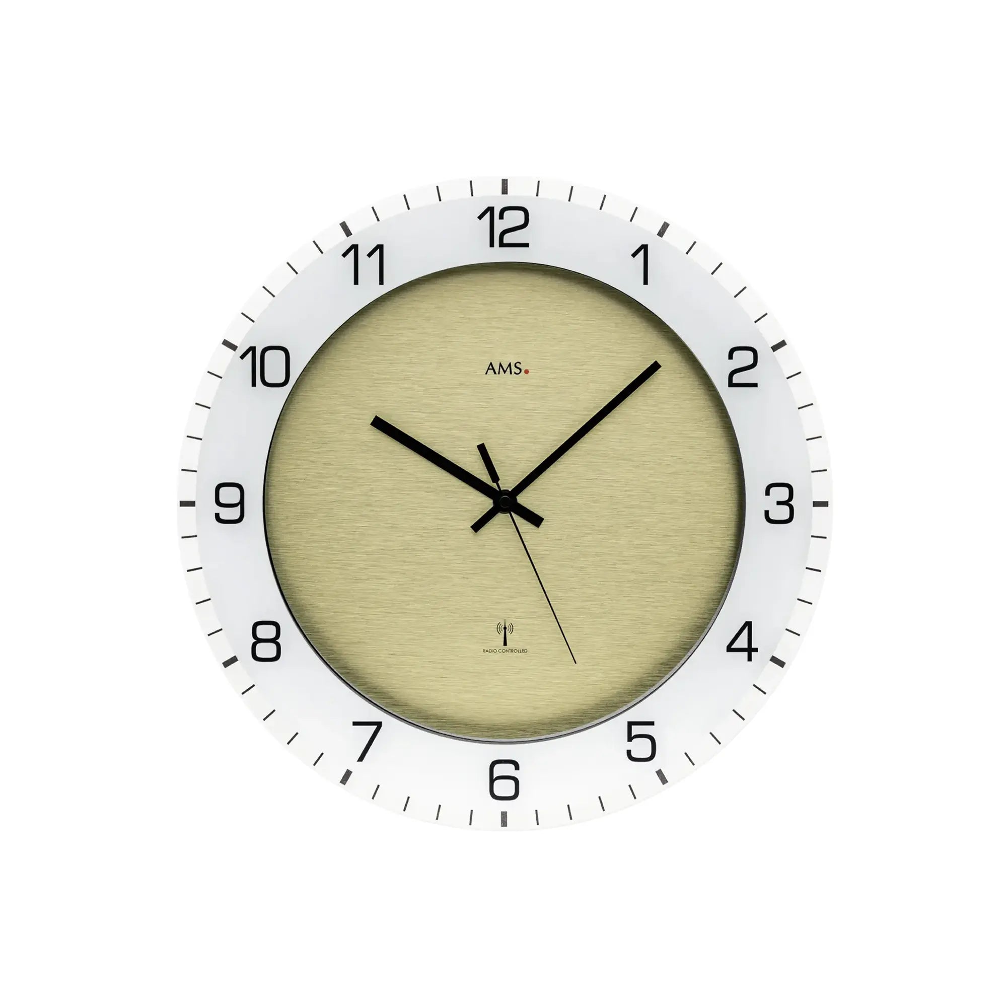 Beige Wanduhr im runden Design mit schwarzem Zeigersystem und weißem Ziffernring