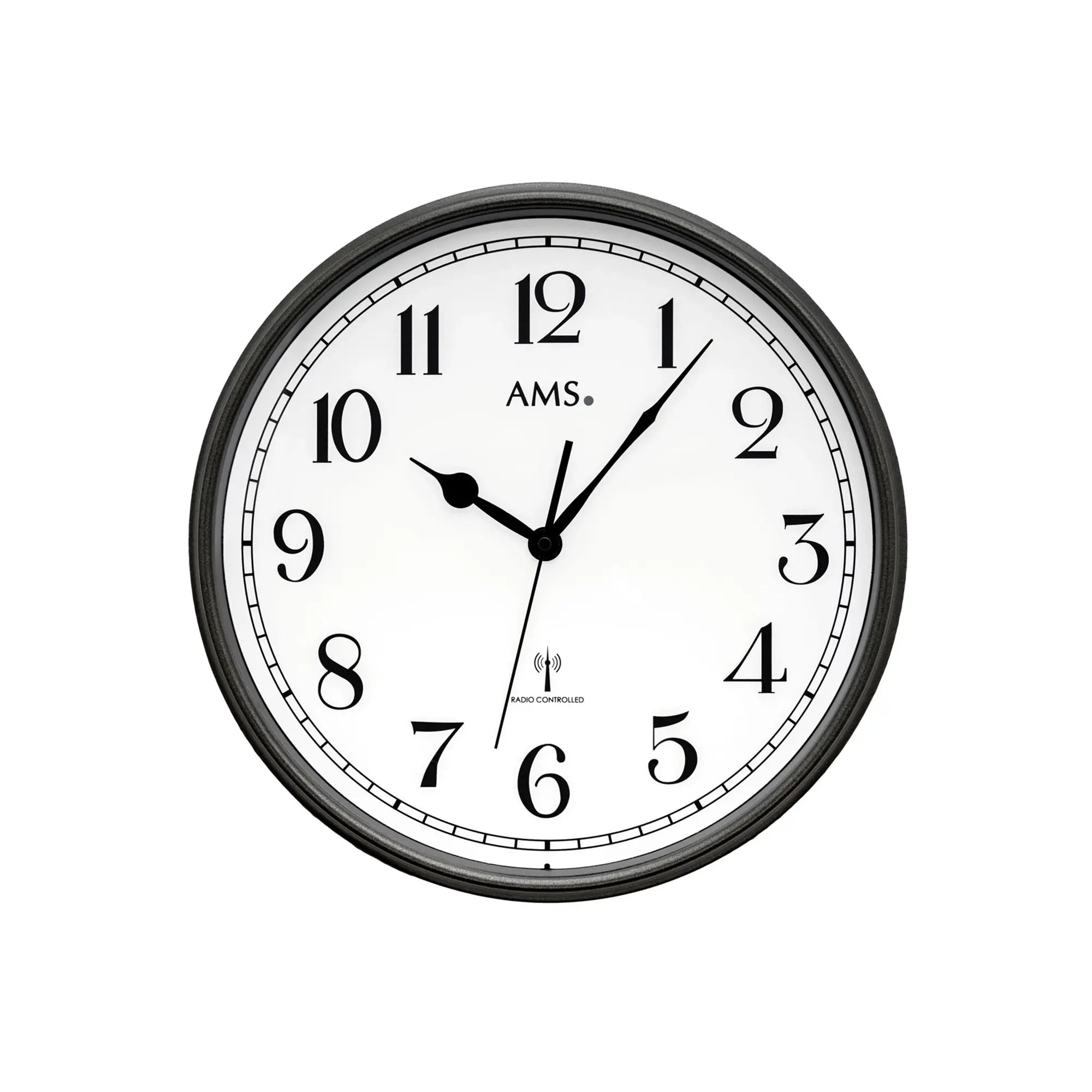 Runde AMS Funk-Wanduhr mit dunklem Rand, schwarzen Zeigern und Zahlen auf weißem Zifferblatt
