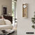 Wanduhr an Wand mit Eiche-Holzrahmen, rundem Zifferblatt und Pendelknopf