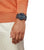 Casio G-Shock Herrenarmbanduhr am Handgelenk, schwarzes Gehäuse mit blauem Display