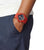 Casio G-Shock montre homme au poignet, bracelet rouge, cadran noir avec sous-cadrans chrono