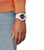 Montre bracelet pour homme au poignet avec bracelet blanc et affichage numérique noir