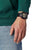 Casio G-Shock montre homme sur le côté du poignet, bracelet noir, cadran doré