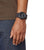 Montre bracelet pour homme au poignet avec cadran noir et bracelet noir