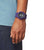 Montre Casio G-Shock pour homme au poignet, bracelet en résine bleue et cadran sombre