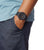 Montre G-Shock pour homme au poignet avec bracelet noir et boîtier sombre