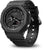 Montre G-Shock noire pour homme, vue de biais, avec affichage numérique sur 29 et bracelet noir