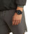 Casio G-Shock montre homme au poignet, boîtier et bracelet noirs avec détails bleus
