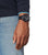 Montre noire pour homme au poignet avec bracelet en silicone et cadran à index