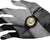 Herrenuhr am Handgelenk mit schwarzem Armband und goldfarbenem Zifferblatt im Detail.