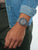 Casio G-Shock montre homme au poignet, bracelet gris et boîtier de protection rond