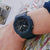 Casio G-Shock montre pour homme au poignet, bracelet bleu et cadran noir visibles