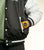 Montre pour homme au poignet avec boîtier jaune et cadran noir