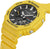 Montre homme avec boîtier jaune, cadran noir et boutons latéraux sur le bord