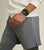 Montre Casio G-Shock pour homme au poignet, bracelet en plastique foncé