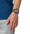 Montre G-Shock pour homme au poignet, boîtier noir avec accent vert.