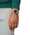 Montre Casio G-Shock pour homme au poignet avec bracelet en résine beige et écran numérique rond