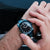 Holzkern Armbanduhr mit blauem Metallarmband und schwarzem Zifferblatt