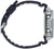 Vue du bracelet de montre pour homme : bracelet noir avec boîtier métallique sur le bord droit.