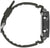 Montre homme, vue du bracelet : boîtier noir avec pièces métalliques et bracelet en silicone perforé.