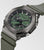 Montre homme de face, de trois quarts : cadran vert, lunette robuste, bracelet en silicone vert, affichage.