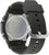 Montre homme vue de dos en biais : fond métallique gravé, bracelet en silicone gris-vert.