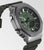Montre homme de trois quarts avant : boîtier en métal, cadran vert avec affichage, bracelet noir.