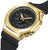 Bracelet de montre pour homme, vu de trois quarts avant : lunette dorée, cadran noir