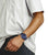 Montre G-Shock pour homme au poignet avec bracelet et boîtier en caoutchouc bleu