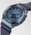 G-Shock montre homme vue de face en biais : cadran bleu avec affichages numériques