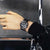 Montre G-Shock au poignet : bracelet en caoutchouc noir et boîtier en métal argenté