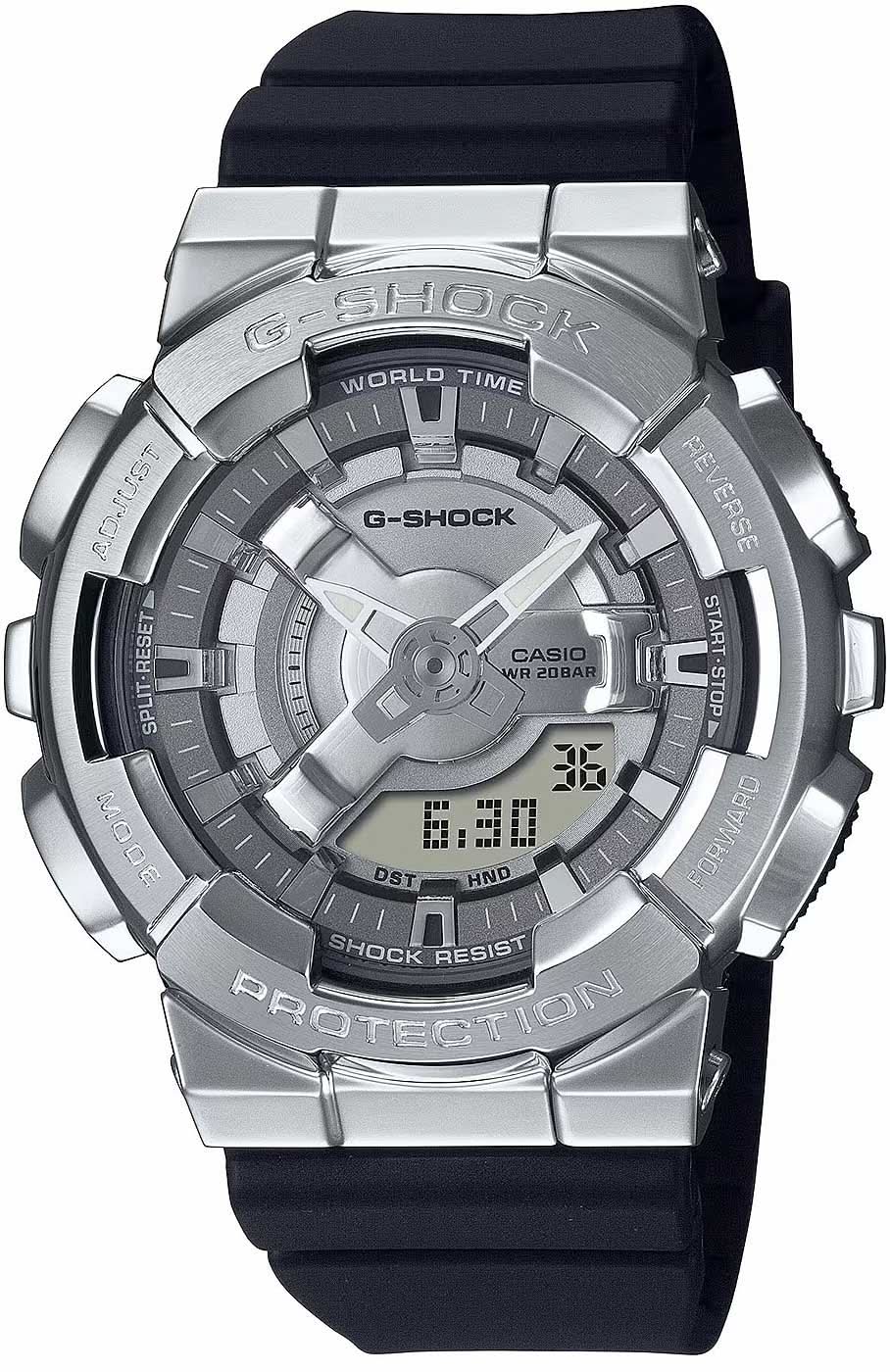 Montre Casio G-Shock avec boîtier argenté, bracelet en caoutchouc foncé et affichage numérique