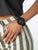 Casio G-Shock montre pour femme au poignet, boîtier noir avec accents dorés
