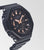 Montre G-Shock pour femme avec boîtier sombre vue de profil : affichage numérique sur la partie inférieure du cadran
