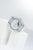 Montre pour femme avec bracelet en plastique transparent et cadran argenté au poignet