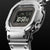 Casio G‑SHOCK Herrenuhr silbern mit großem Digitaldisplay und Schutz-Detail