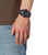 Montre G-Shock pour homme au poignet avec bracelet en plastique noir