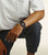 Bracelet de montre pour homme au poignet sur un pantalon sombre, bracelet en résine noire