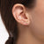Boucle d'oreille en forme de lune avec des pierres scintillantes sur l'oreille