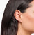 Boucles d'oreilles cœur sur l'oreille, monture dorée avec pierre de cœur rose