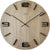 Holz-Wanduhr mit rundem Zifferblatt, schwarzen Zeigern und Strichmarkern