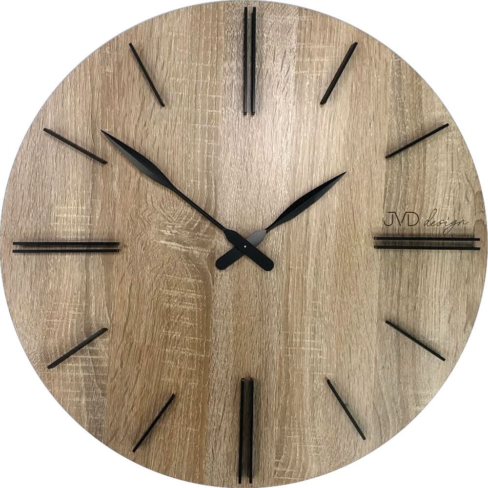 Horloge murale ronde aspect bois, aiguilles noires et index bâtons, inscription JVD