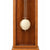 Horloge de sol en bois avec pendule sur le devant de la façade fermée