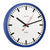 Horloge murale en détail : cadran blanc avec bordure bleue, aiguilles rouges et index noirs