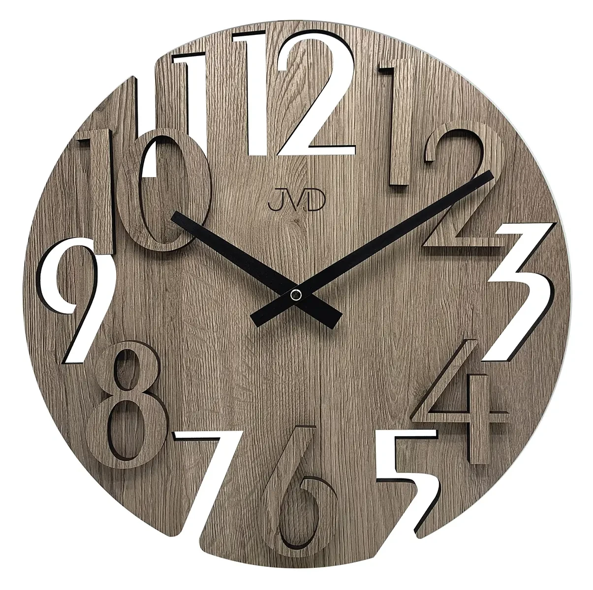 Horloge murale ronde en bois avec grands chiffres, aiguilles noires et logo JVD