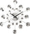 Horloge murale moderne avec cadran rond et inscription quartz, entourée de sphères en verre
