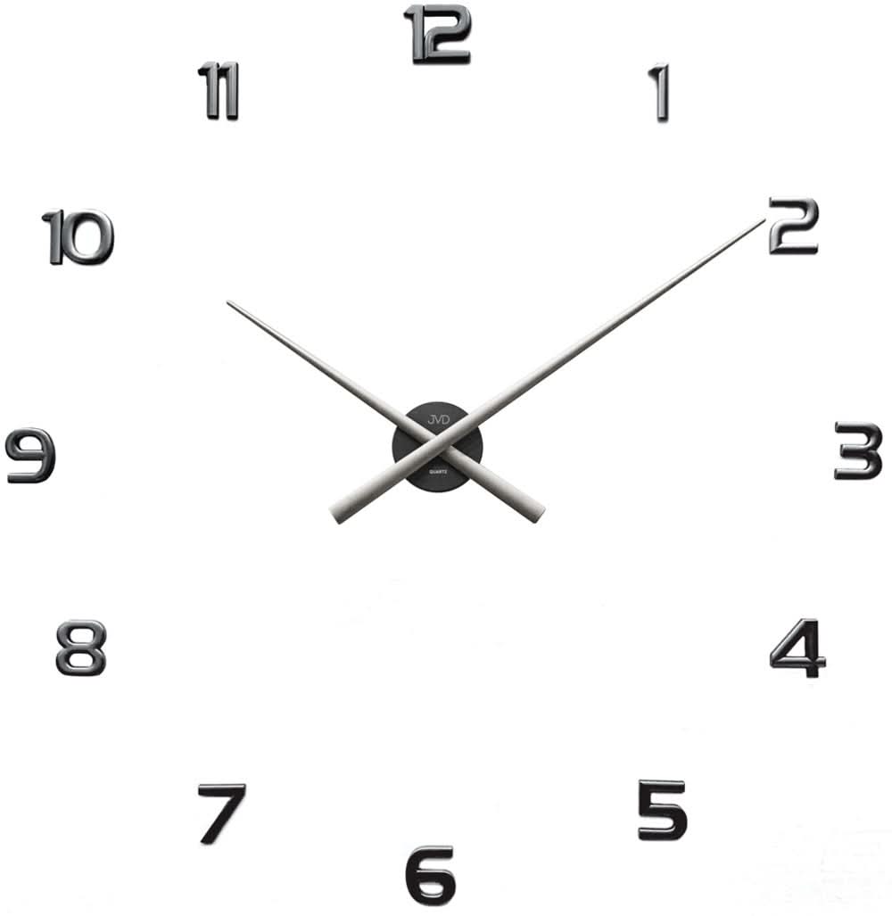 Wanduhr mit weißem Ziffernblatt und schwarzen Zeigern im Kreuz