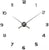 Wanduhr mit weißem Ziffernblatt und schwarzen Zeigern im Kreuz
