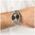 Herrenarmbanduhr BOSS mit silbernem Metallarmband und schwarzem Zifferblatt, Quarzwerk